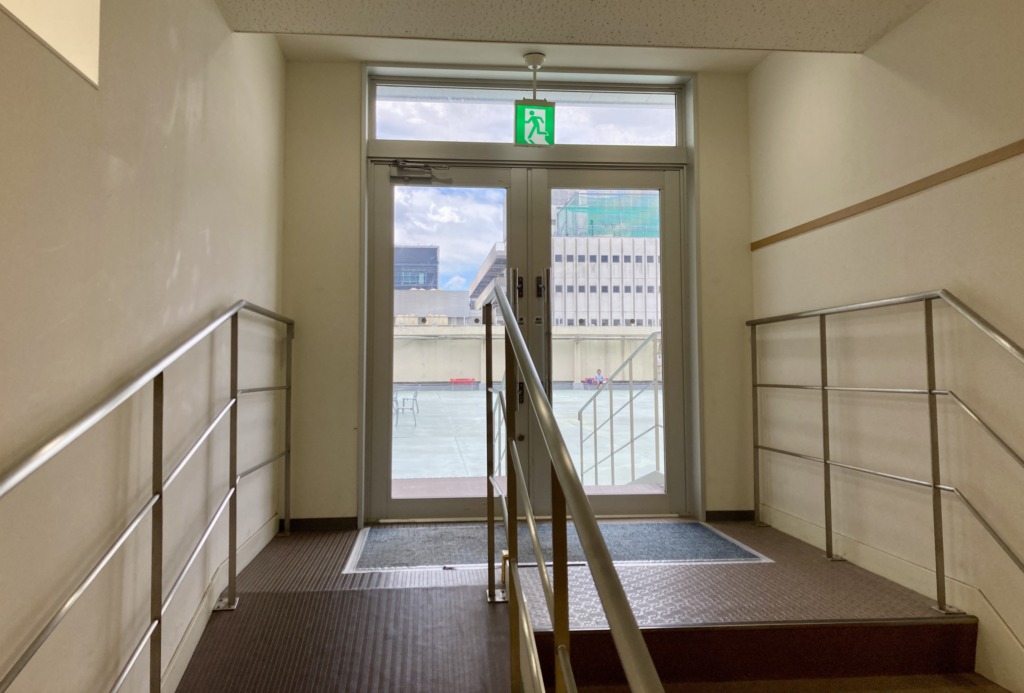 名古屋栄三越　屋上広場　階段